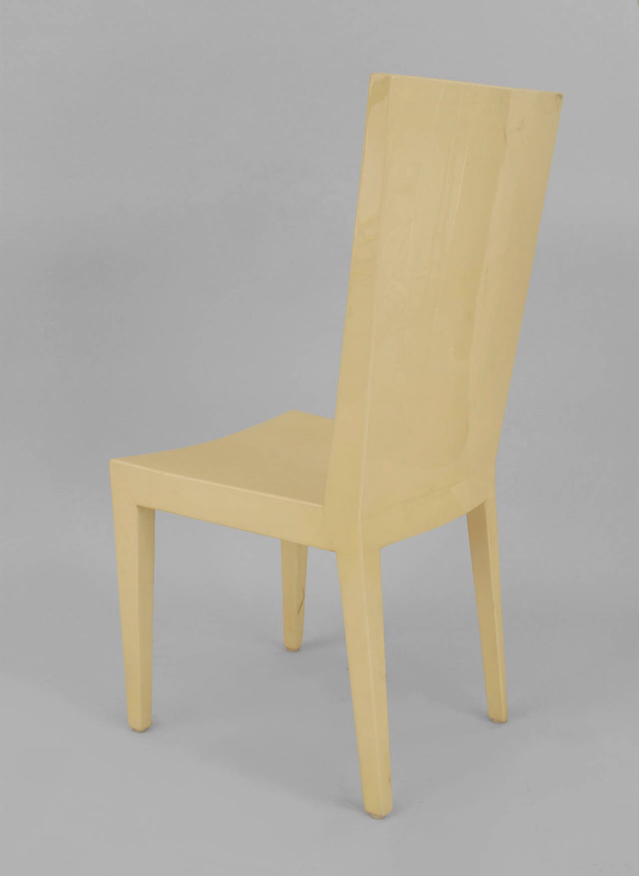 Ensemble de 4 chaises latérales américaines de design d'après-guerre (années 1980), toutes en placage de parchemin, de forme géométrique simple (att : KARL SPRINGER)
