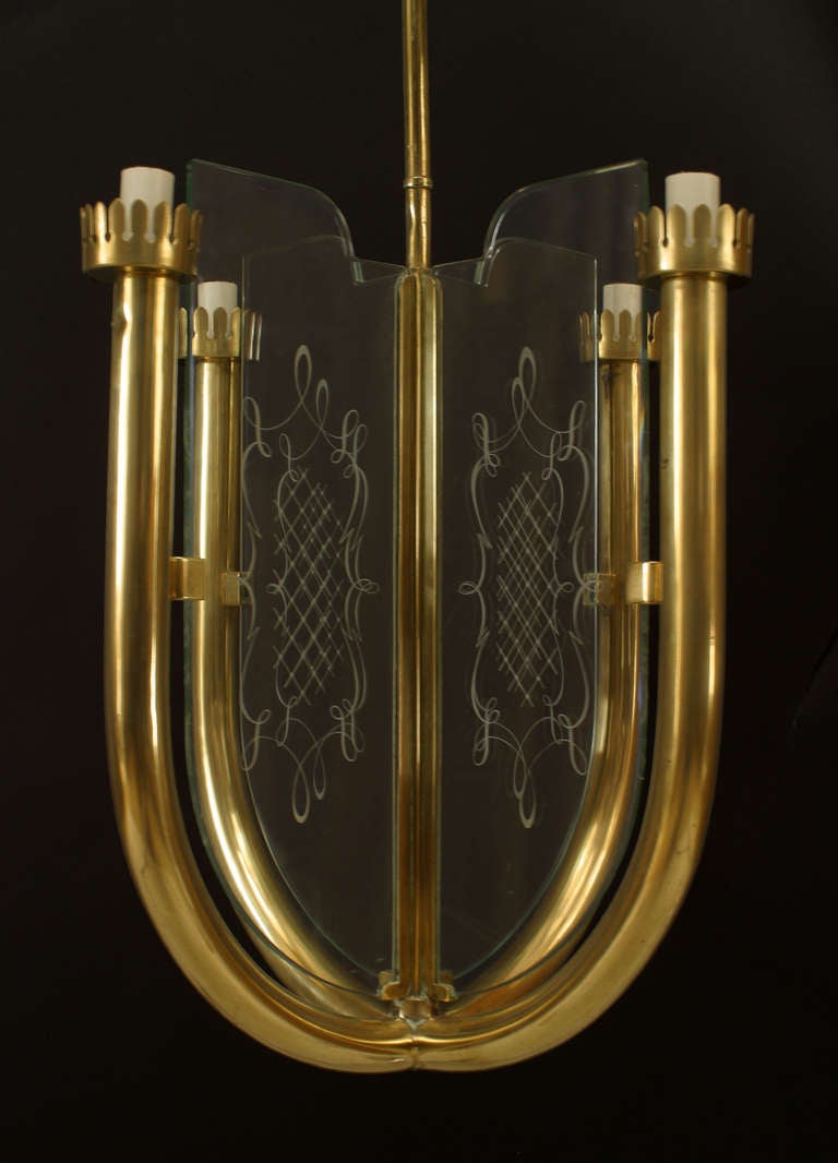 Italienischer Kronleuchter (1930er Jahre) mit 2 U-förmigen Armen, die 4 Lichter tragen, und 4 Glasscheiben mit geätztem Schnörkel- und Gittermuster (GUGLIELMO ULRICH zugeschrieben)
