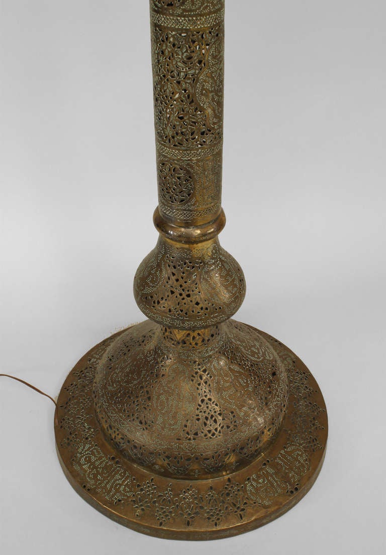Moorish Style Brass Filigree Beaded Floor Lamp In Excellent Condition For Sale In New York, NY