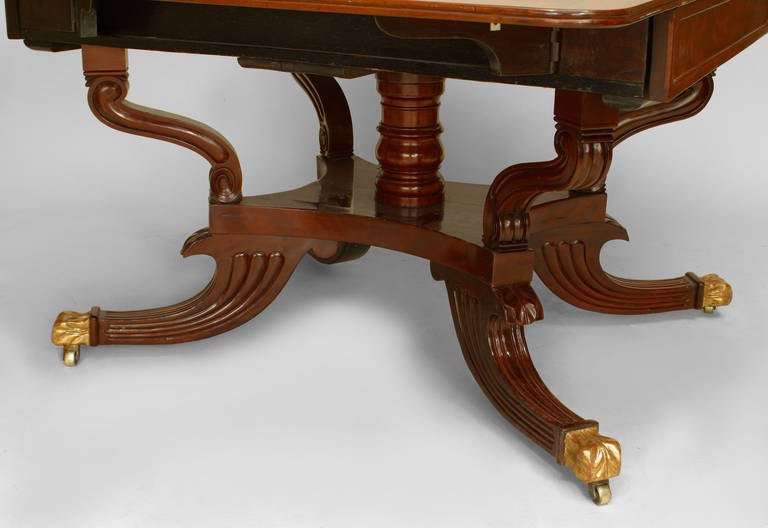 English Regency Gilt Trimmed Mahogany Dining Table, c. 1810 In Good Condition In New York, NY
