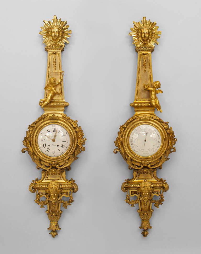 Paar französische Wanduhren und Barometer aus Ormolu im Louis XVI-Stil (Mitte des 19. Jahrhunderts), jeweils in Form eines Banjos mit Apollo-Maske über Putten und kreisförmigem Zifferblatt über einer bärtigen Maske (signiert RAINGO FRERES/A Paris)