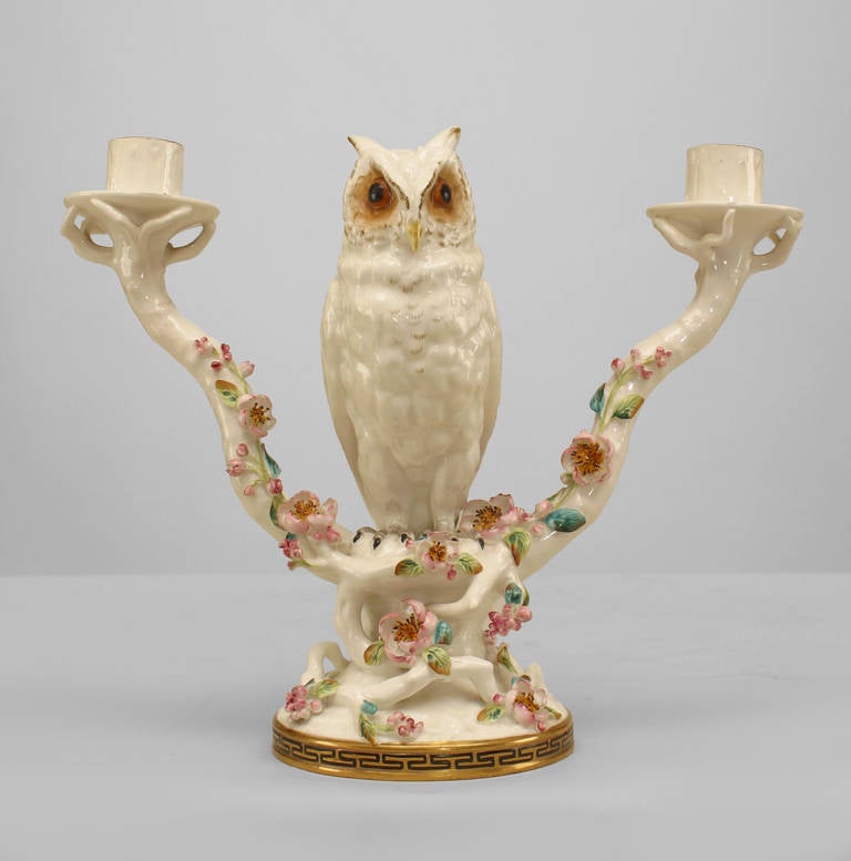 Britannico Coppia di candelabri gufo in porcellana inglese della metà del XIX secolo in vendita