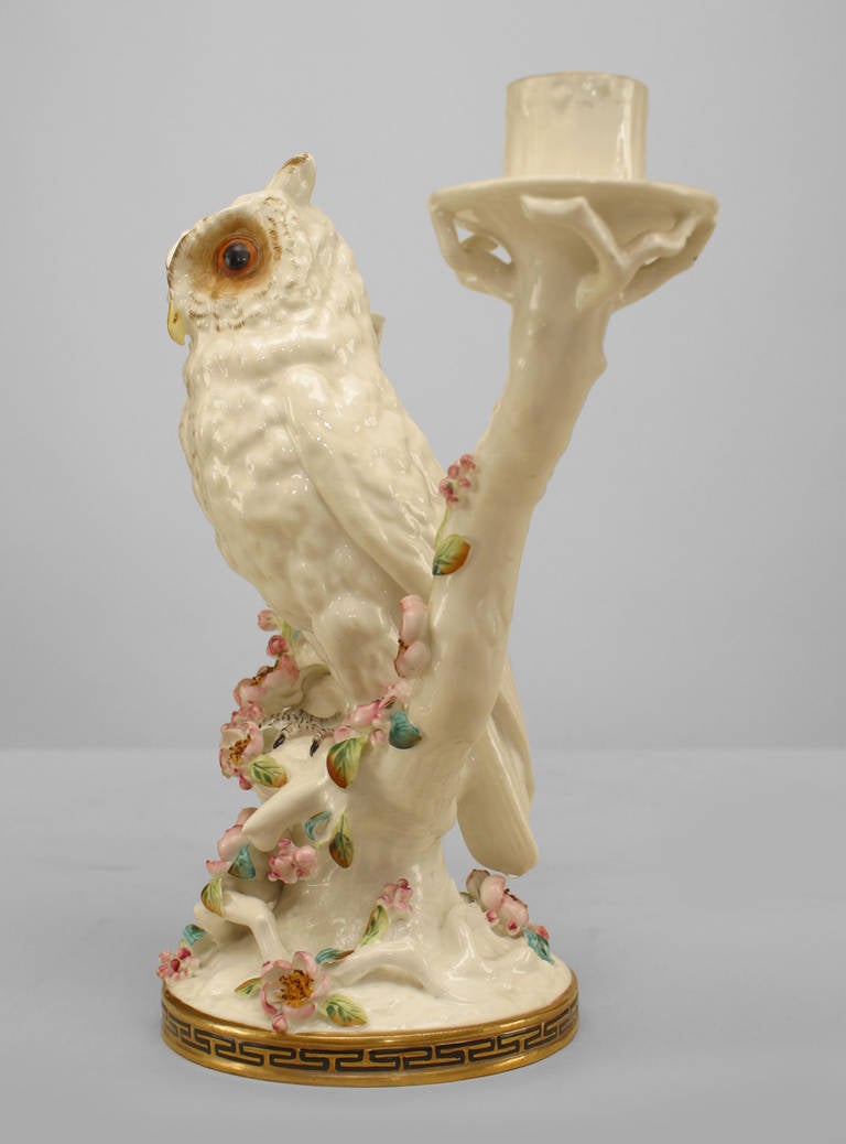 Coppia di candelabri gufo in porcellana inglese della metà del XIX secolo in vendita 1