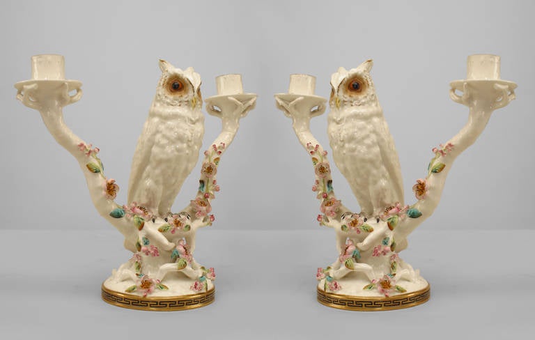 Coppia di candelabri a due bracci in porcellana inglese della metà del XIX secolo, disegnati a forma di gufi appoggiati su rami fioriti.
