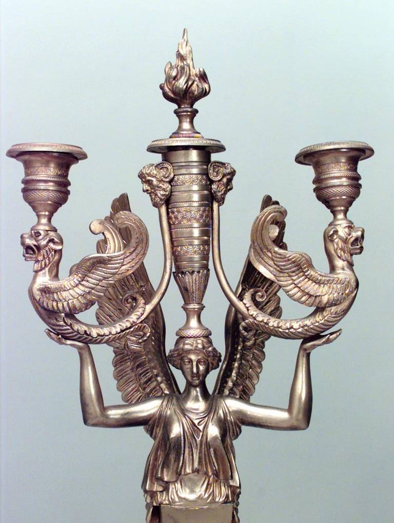 Paar französische Empire-Kandelaber des 19. Jahrhunderts aus vergoldeter Bronze (Französisch) im Angebot