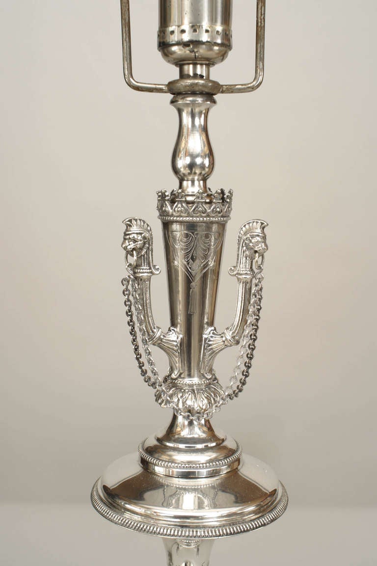 Britannique Paire de lampes de table anglaises de style Régence en métal argenté en forme de dromadaires en vente