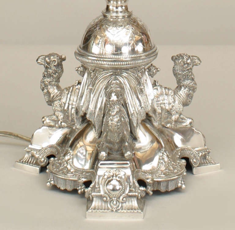 Plaqué argent Paire de lampes de table anglaises de style Régence en métal argenté en forme de dromadaires en vente