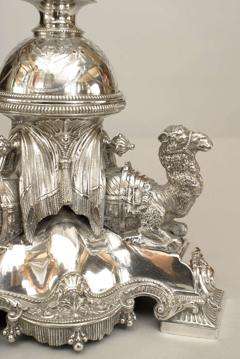 Paire de lampes de table anglaises de style Régence en métal argenté en forme de dromadaires en vente 1