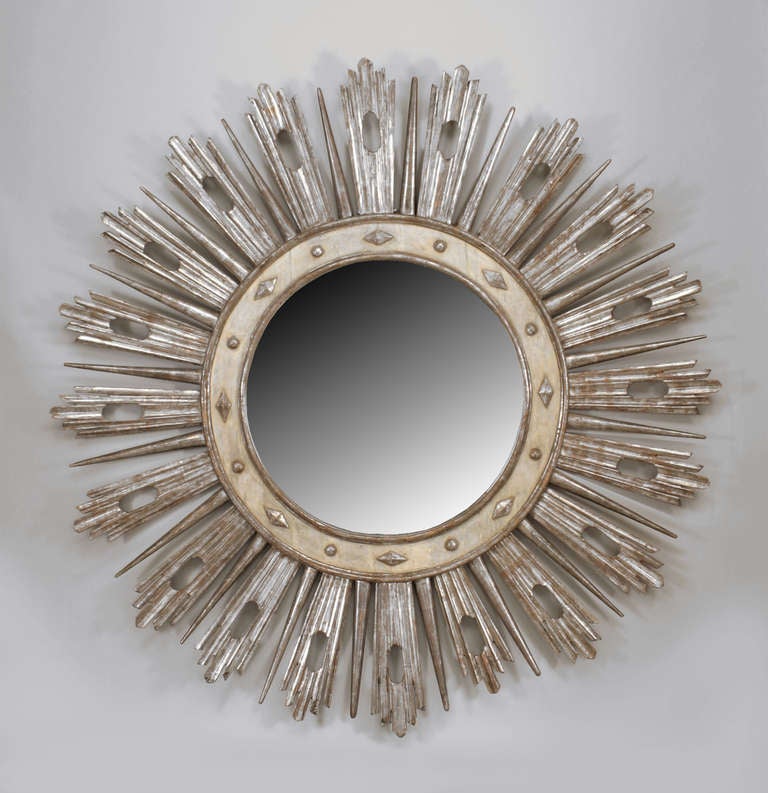 Miroir mural monumental de style néoclassique italien (18/19ème siècle) en forme de soleil, avec un vernis argenté doré (Mecque) et des détails peints en crème. (Le diamètre du cadre intérieur mesure environ 35