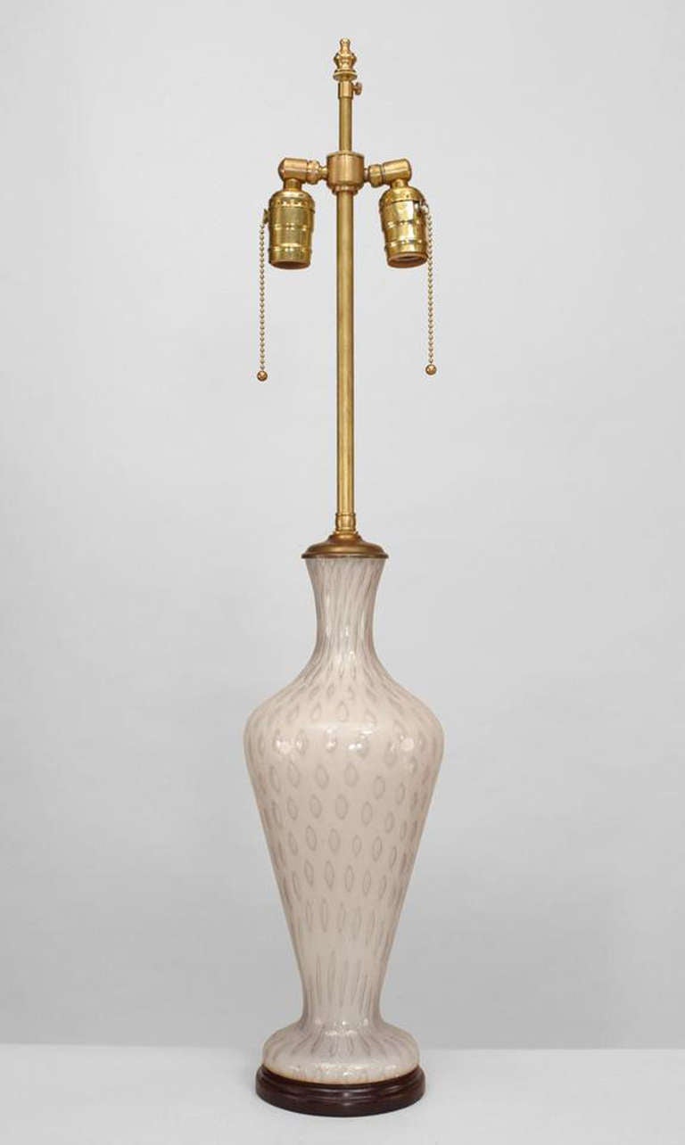 Lampe de table italienne en verre Murano blanc avec un dégradé de violet avec un design de bulles internes sur une base en bois.
