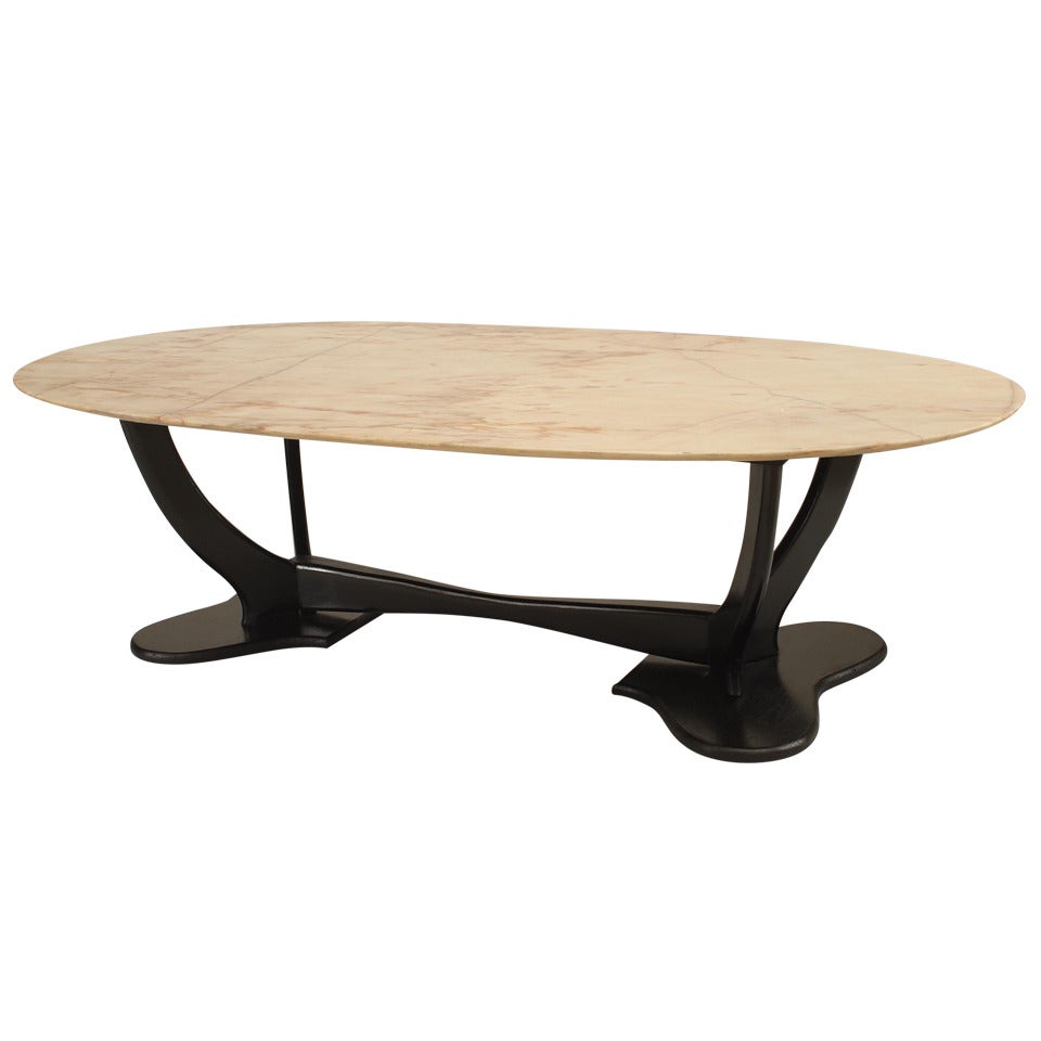 Table basse Vittorio Dassi mi-siècle en bois ébénisé et plateau en marbre beige en vente