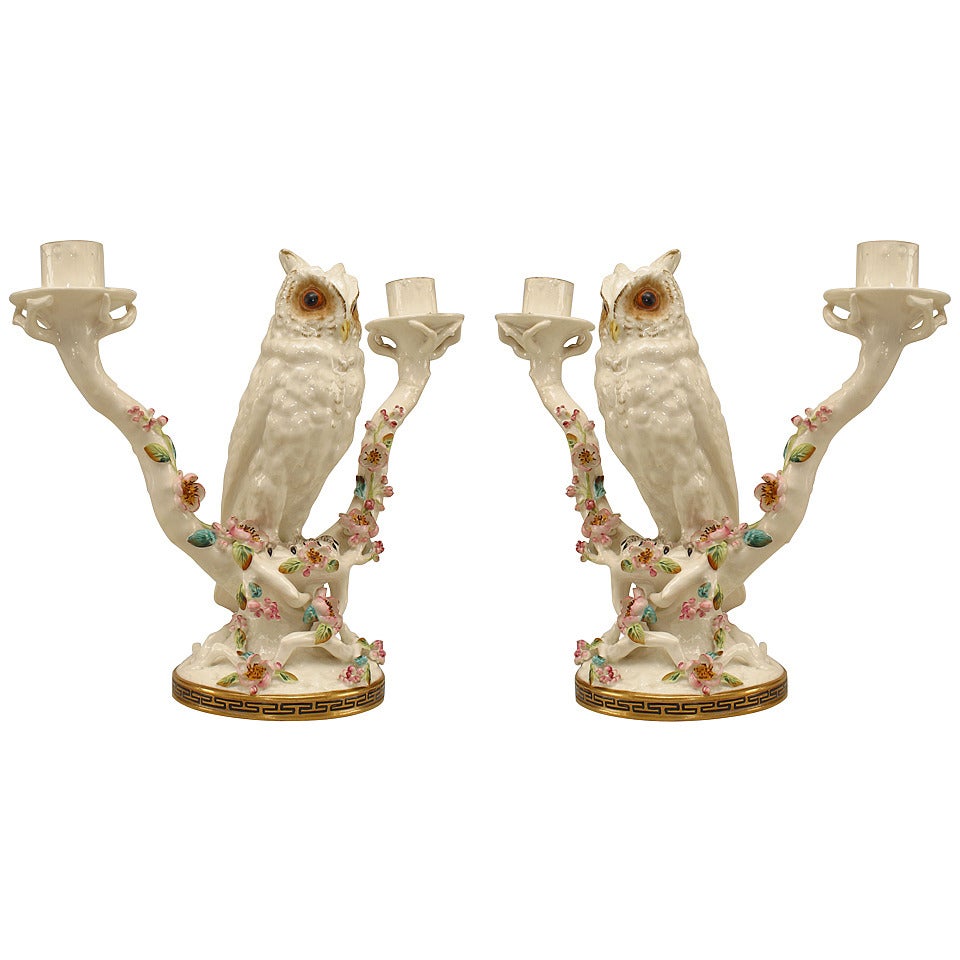 Paire de chandeliers en porcelaine anglaise du milieu du XIXe siècle avec hiboux