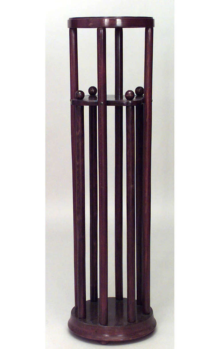 Österreichischer Thonet-Sockel aus Bugholz im Sezessionsstil mit runder Platte auf 4 säulenförmigen Ständern, die durch einen Unterbau verbunden sind. Spätes 19./frühes 20. Jahrhundert. (z.H. MARCEL KAMMERER)
