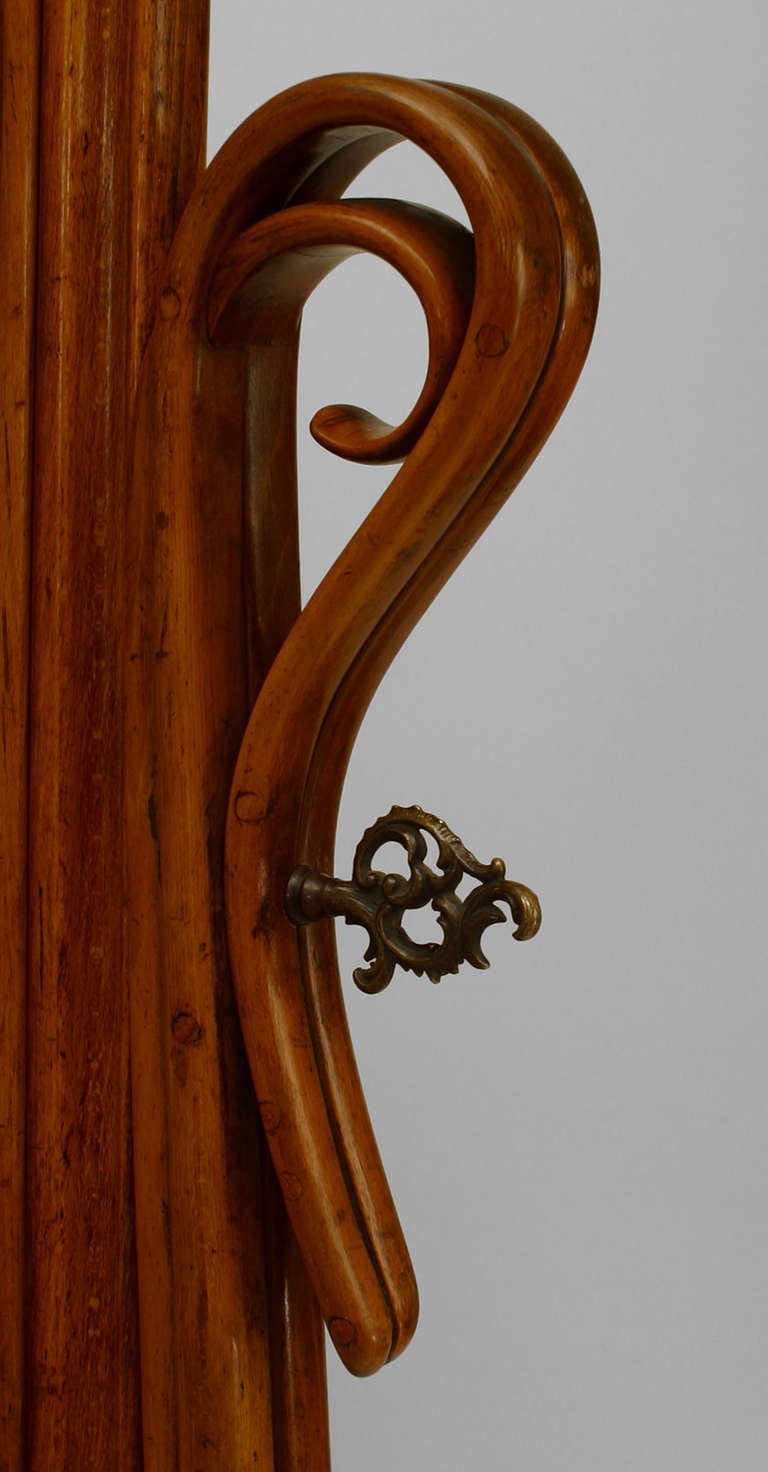 Gebogener Cheval-Spiegel aus heller Eiche aus Bugholz (Hersteller Michael Thonet) (19. Jahrhundert) im Angebot