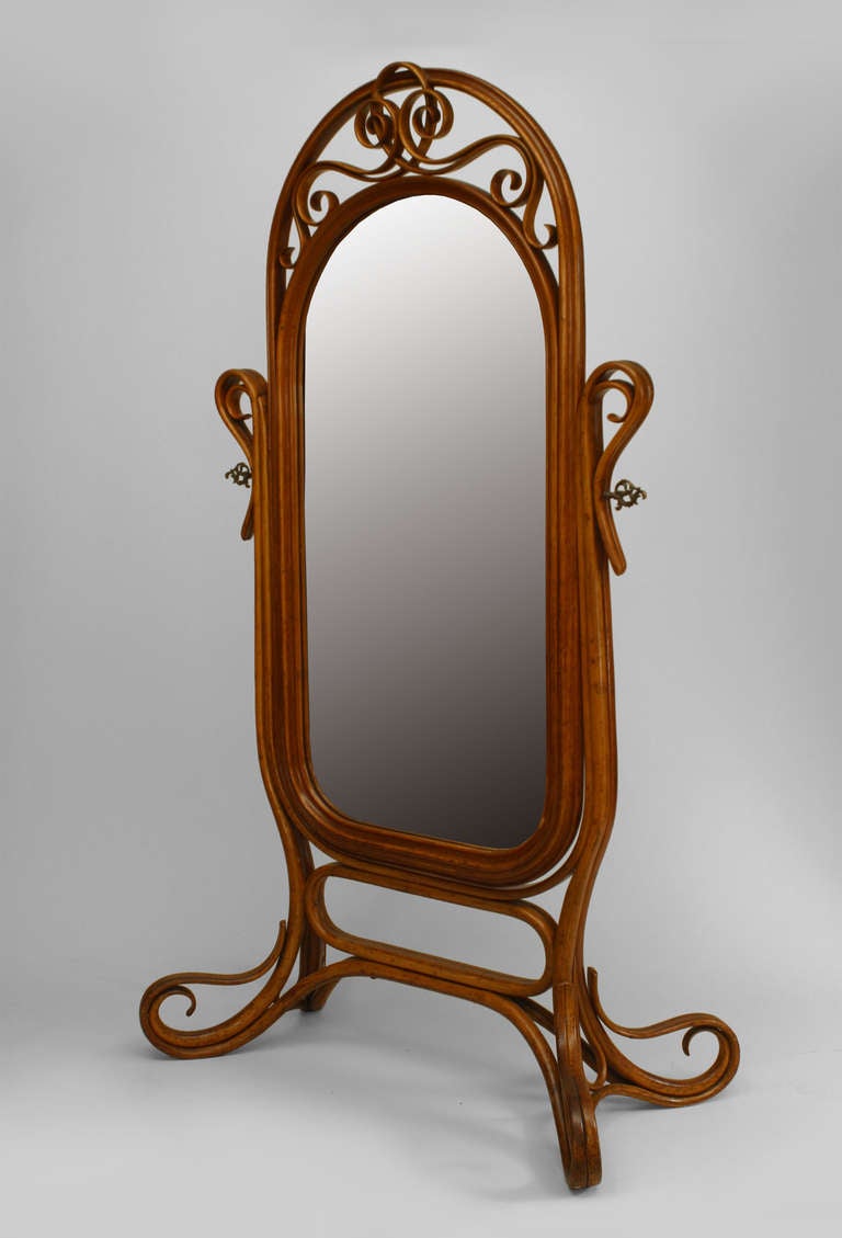 Gebogener Cheval-Spiegel aus heller Eiche aus Bugholz (Hersteller Michael Thonet) im Zustand „Gut“ im Angebot in New York, NY
