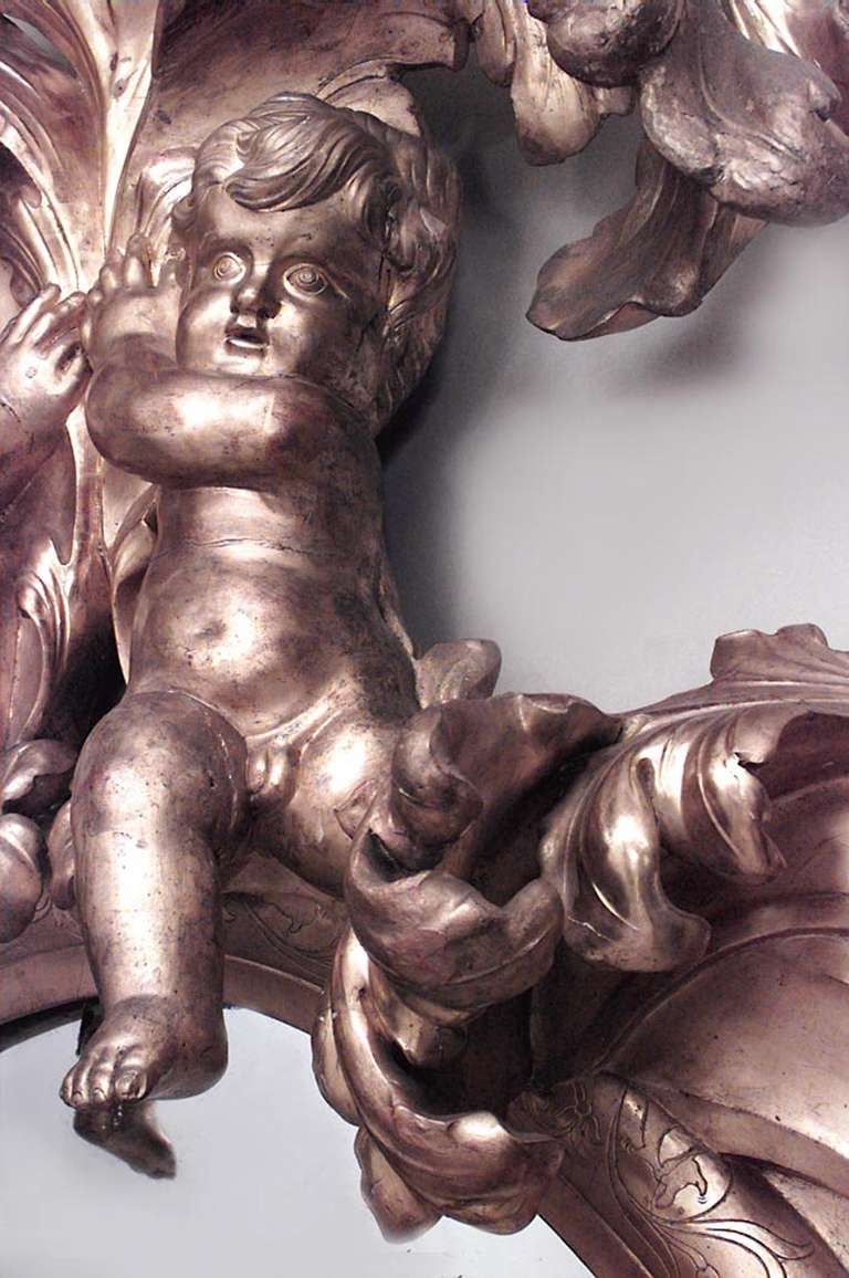 Espejo de Pared Victoriano Francés Monumental Tallado en Madera de Giltwood con Diseño de Cupido Rococó en venta