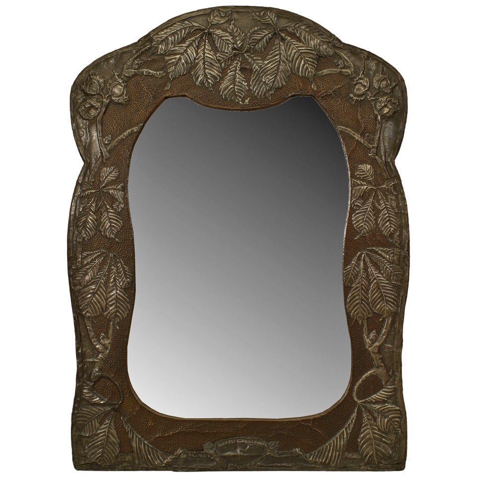 Espejo de pared Art Nouveau de metal con relieve floral