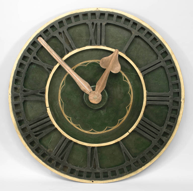 Horloge anglaise victorienne avec cadran en fer et dos en bois peint en vert. (Ne fonctionne pas)
