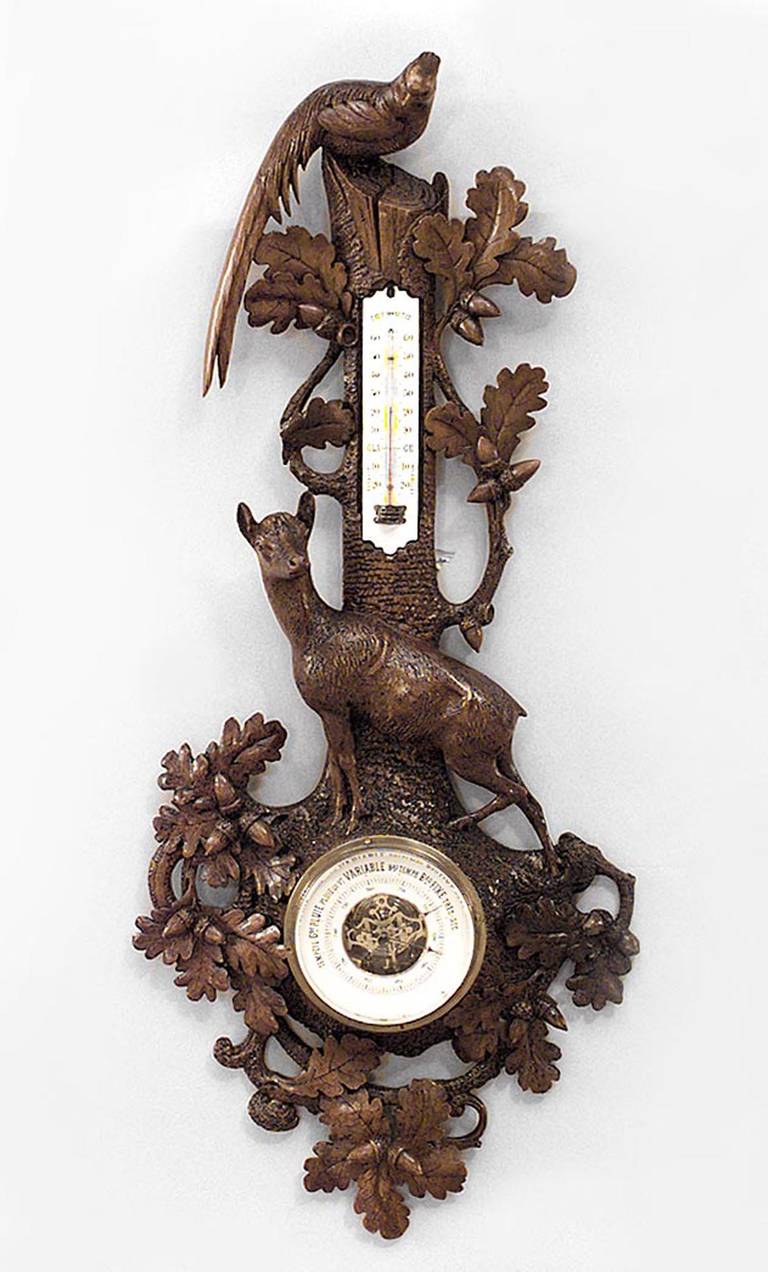 Rustikales Wandbarometer/Thermometer aus Nussbaum (Ende 19. Jahrhundert) mit geschnitzten Vögeln, Hirschen und Blumen.
