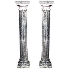 Paire de piédestaux à colonnes Louis XVI en marbre gris