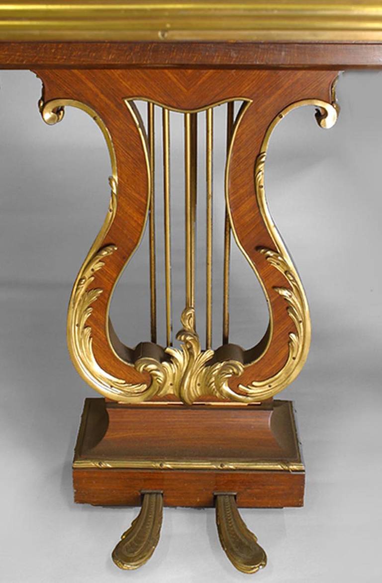 Piano à queue français de style Louis XV en bois de roi, tulipier et parquet monté en bronze doré (sgnd C.I.CECHSTEIN, numéroté 20475 pour la date de 1888).
