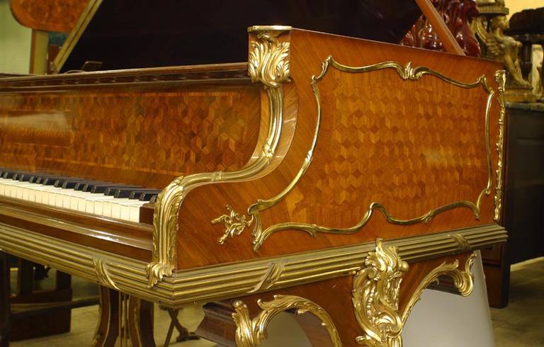 Français Piano à queue Louis XV en bois de roi en vente