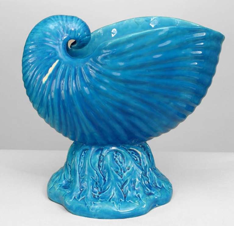 Gran jardinera victoriana inglesa de porcelana mayólica azul con forma de concha de nautilus elevada sobre una base de pedestal con forma de hoja (firmada MINTON, 1873)
