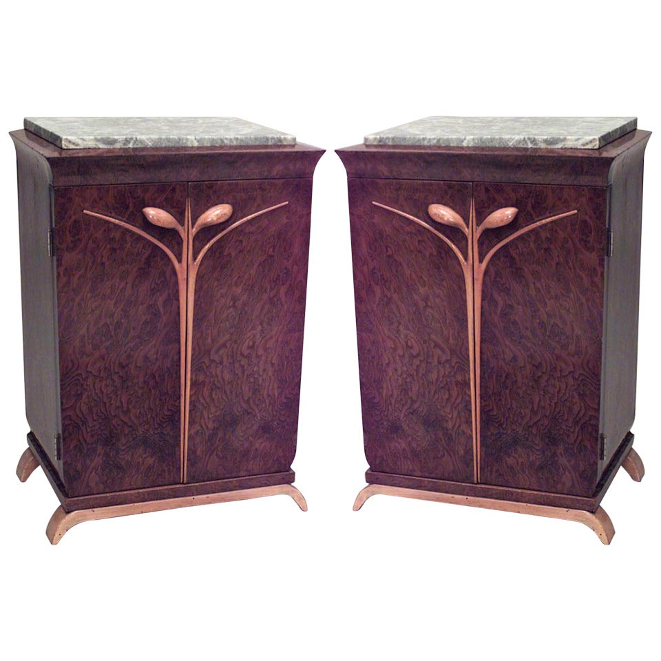 Paire de commodes de chevet Art Déco françaises en ronce de noyer et marbre