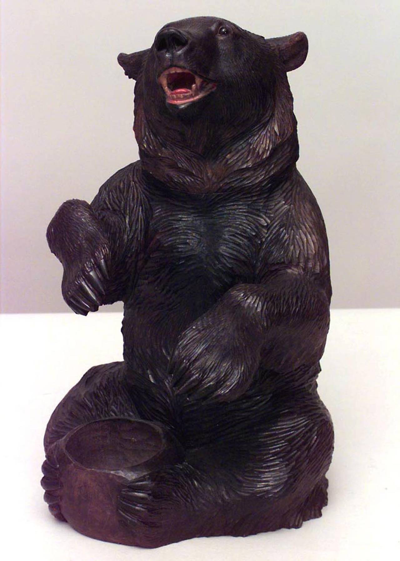 Rustikale Schwarzwälder (19. Jh.) Nussbaum geschnitzte sitzende Bärenfigur mit klappbarem Kopf und Aschenbecher
