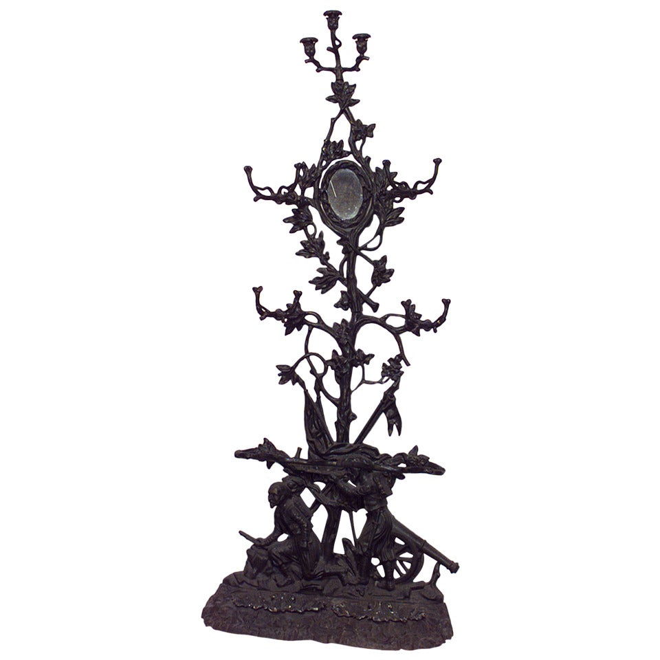 Appendiabiti francese vittoriano in ferro battuto con 2 figure alla base e specchio e candelabro sulla parte superiore (firmato Corneau Freres, Charleville)
