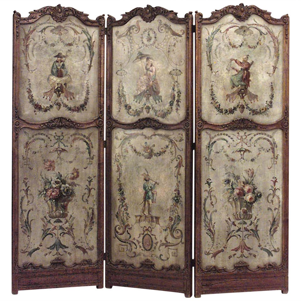 Paravent à trois volets de style Foldes du XIXe siècle, composé de six panneaux en chêne peints à l'huile représentant des personnages occidentaux et chinois entourés de guirlandes et d'autres motifs floraux.