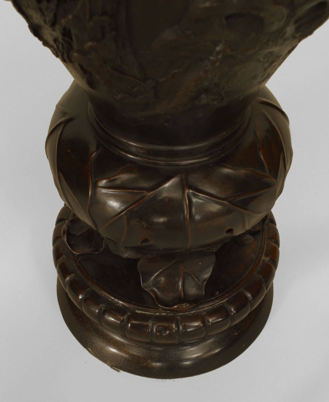 Jarrón de suelo japonés de bronce con figuras de búhos en Bueno estado para la venta en Queens, NY