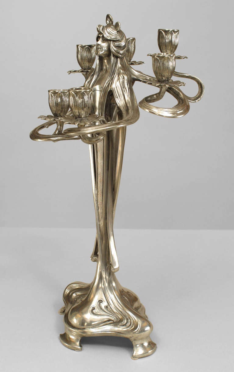 Ein Paar figurale Jugendstil-Kandelaber aus versilbertem Zinn (Art nouveau) im Angebot