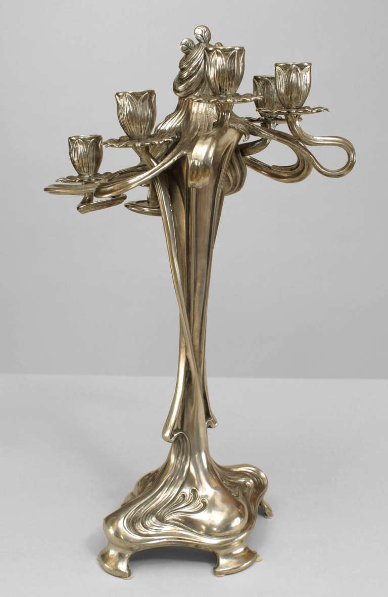 20ième siècle Paire de chandeliers figuratifs en étain argenté Art Nouveau en vente