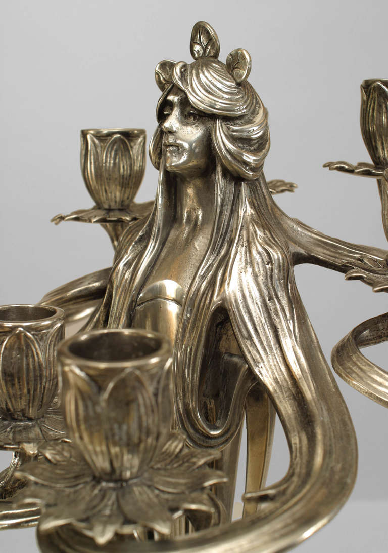 Coppia di candelabri figurativi in peltro argentato Art Nouveau in vendita 4