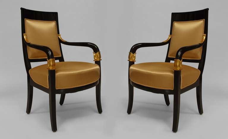 Paire de fauteuils ouverts en bois d'ébène d'Autriche continentale (1ère moitié du 19ème siècle) avec palmettes et garnitures dorées, assise et dossier tapissés
