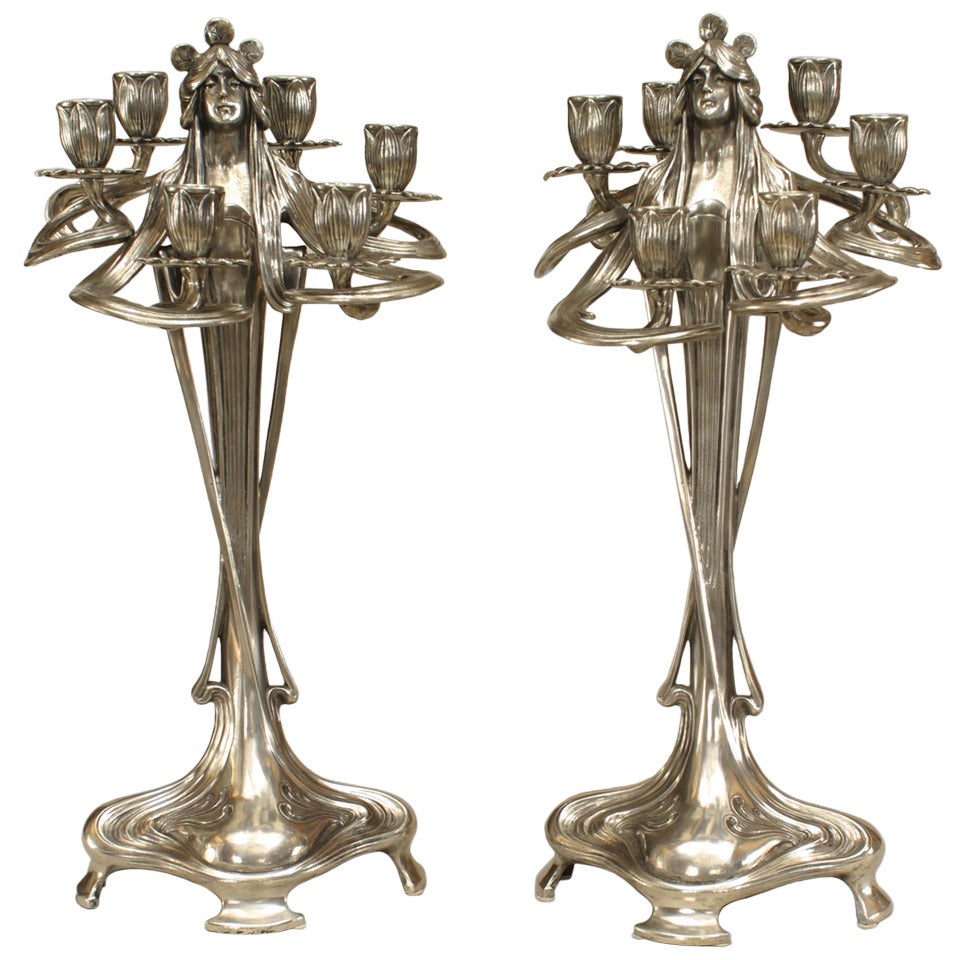 Paire de chandeliers figuratifs en étain argenté Art Nouveau en vente