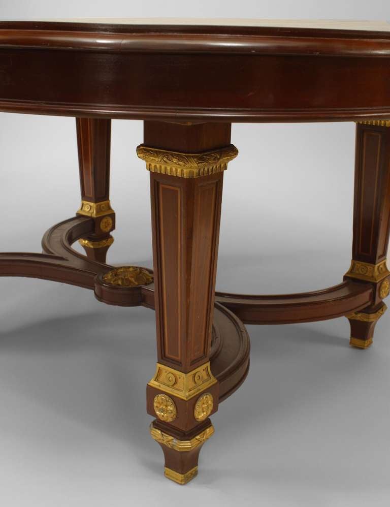 Français Table de salle à manger ovale française de style Louis XVI en acajou en vente