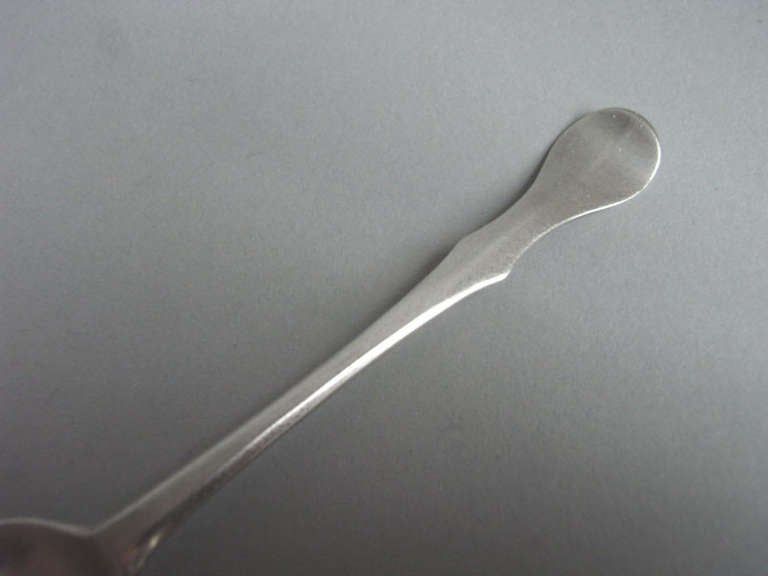 Les cuillères à thé sont modelées dans le très rare motif Scot's Fiddle, un motif propre à l'Écosse. Chacune d'entre elles comporte une goutte à l'arrière du bol et le haut de chaque tige est gravé d'un ensemble d'initiales contemporaines en