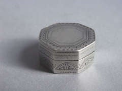 Antique An unusual George III Octagonal Vinaigrette made in Birmingham in 1801 by Joseph Taylor.