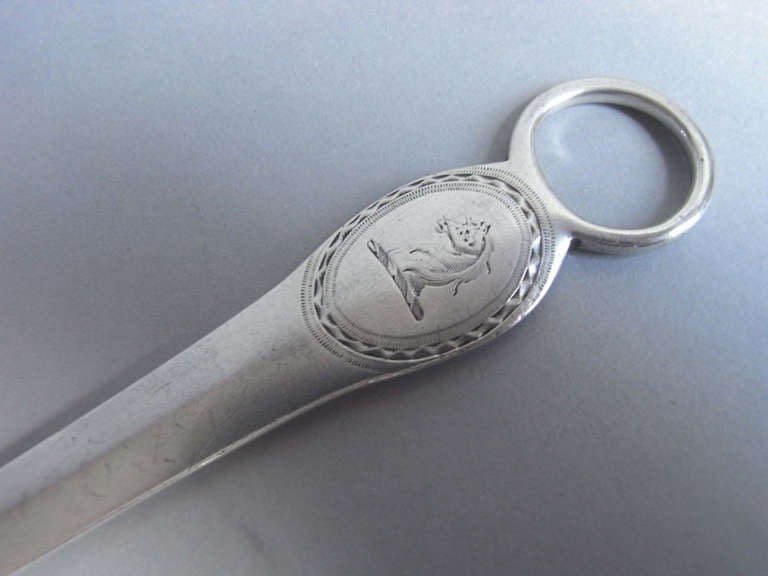 La brocheta tiene la forma típica con un extremo anular; sin embargo, este ejemplar tiene una cartela ovalada de corte brillante bajo el anillo, a ambos lados, una de las cuales lleva grabado un escudo contemporáneo.
Longitud: 30 cm.
