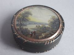 Used A very rare George III Tortoiseshell, Lacquer & Gold Snuff Box made circa 1800.