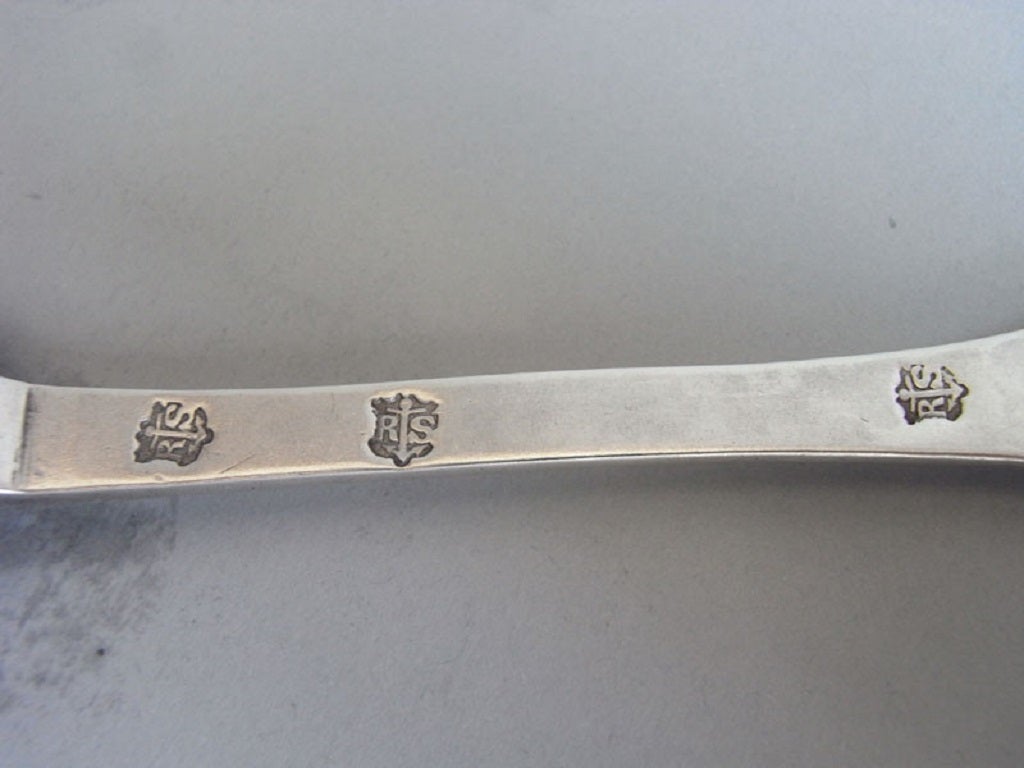 An exceptional William III Lace Back Trefid Spoon made by Richard Sweet II. In Good Condition In London, GB