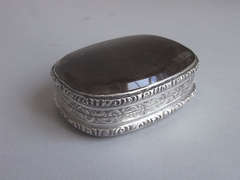 A very fine silver Snuff Box with agate inset cover made in Birmingham