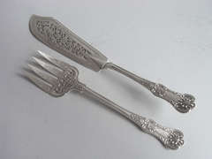 A very fine pair of Queen
s Pattern Servers made in London A very fine pair of Queen
s Pattern Servers made in London
