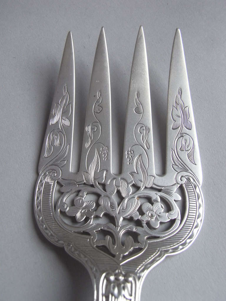 A very fine pair of Queen's Pattern Servers made in London