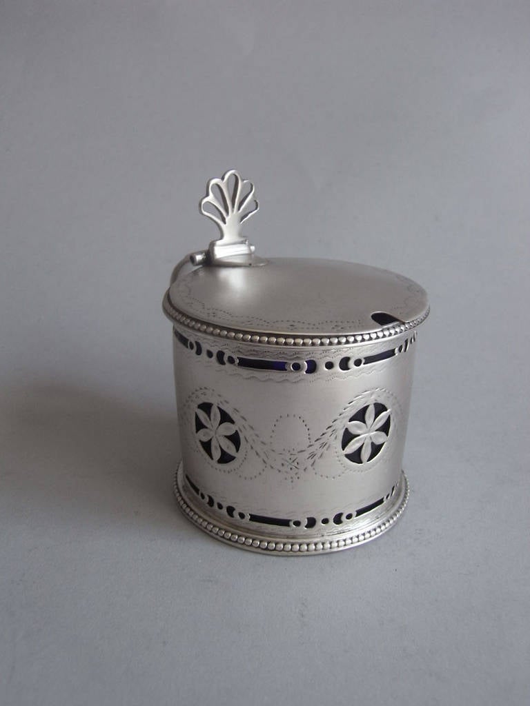 The mustard pot is modelled in the 