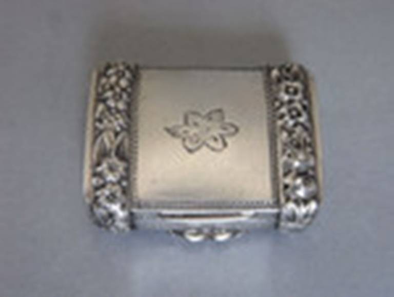 An unusual George III Vinaigrette