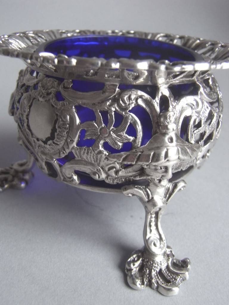 Very Rare Set of Four George II Cast Chinoiserie Salt Cellars In Good Condition In London, GB