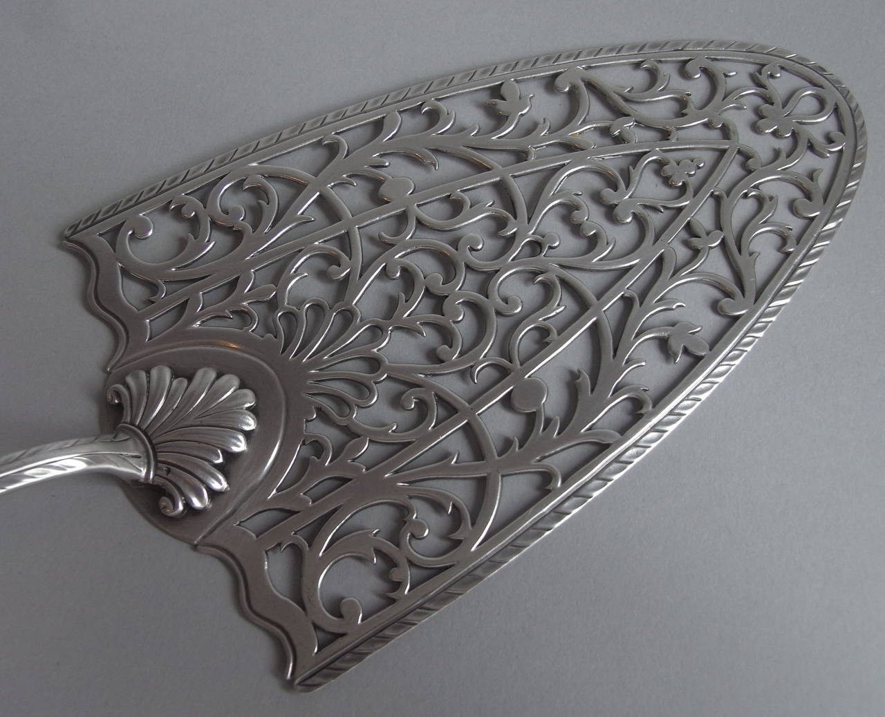 A very fine George III Serving Slice made in London in 1770 by Thomas Nash I.